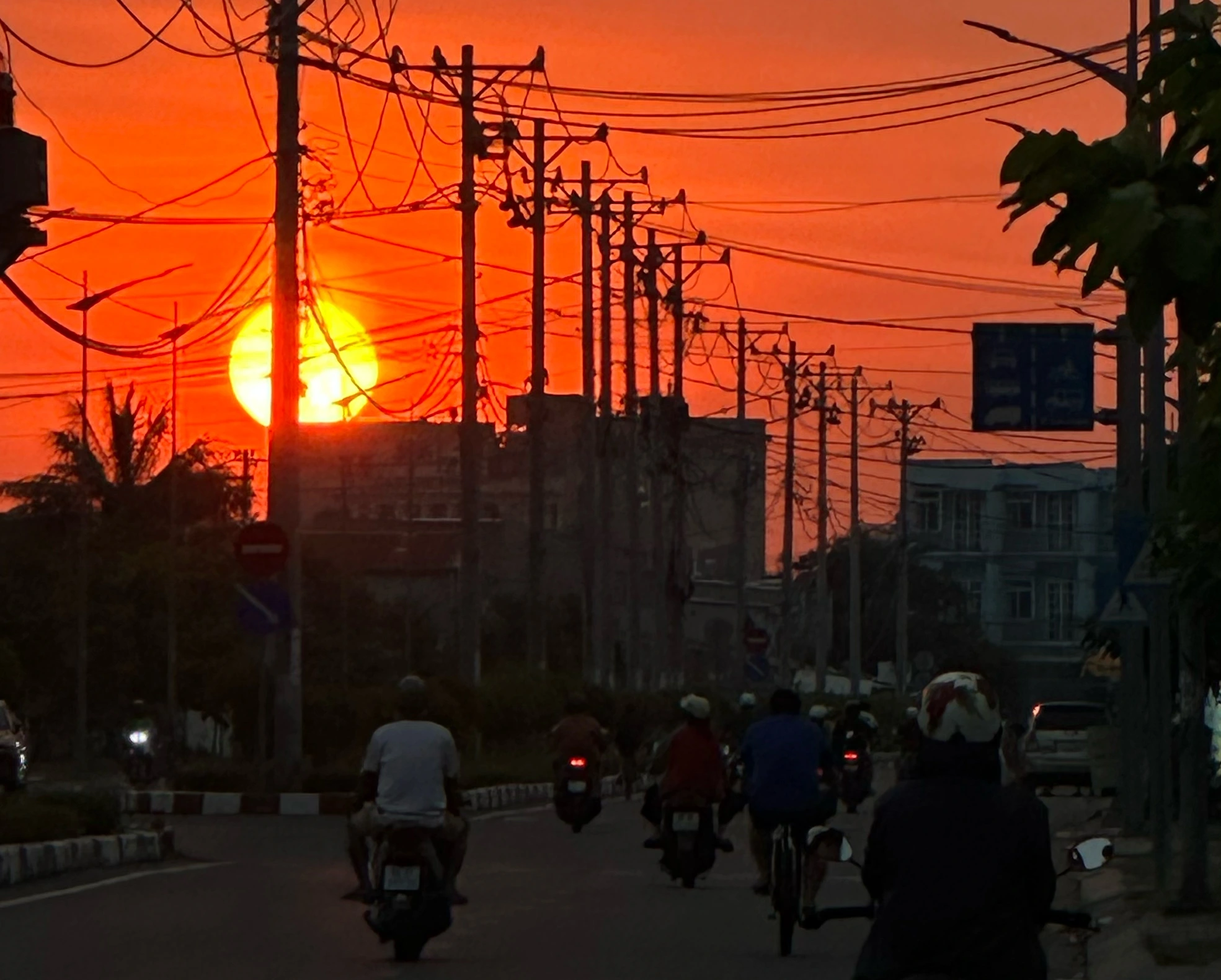 Mặt trời lặn hôm nay - Thời tiết có làm đổi giờ lặn không? Mặt trời lặn hôm nay - Thời tiết có làm đổi giờ lặn không?